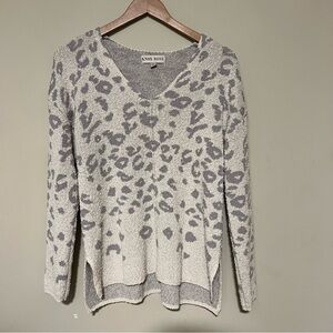 Knox Rose Light Gray Animal Print V-Neck Sweater